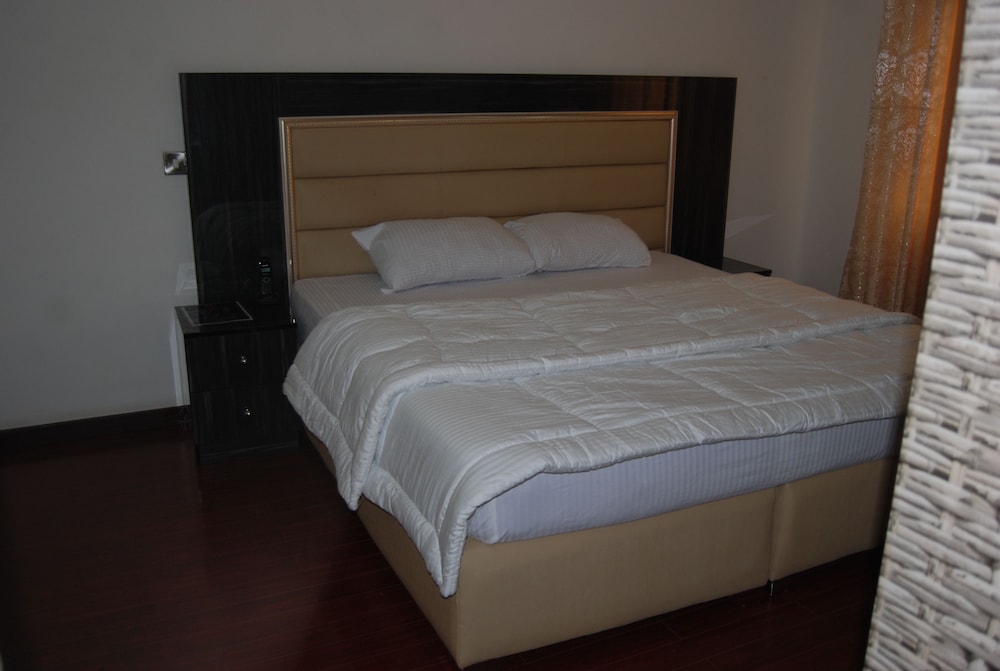 kings court apartment