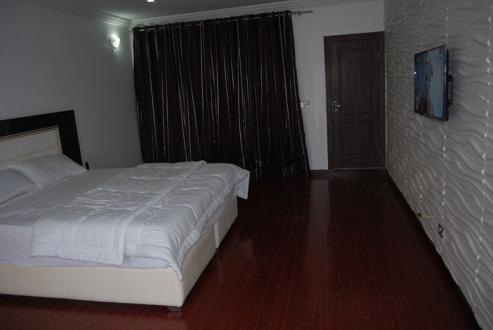 kings court apartment