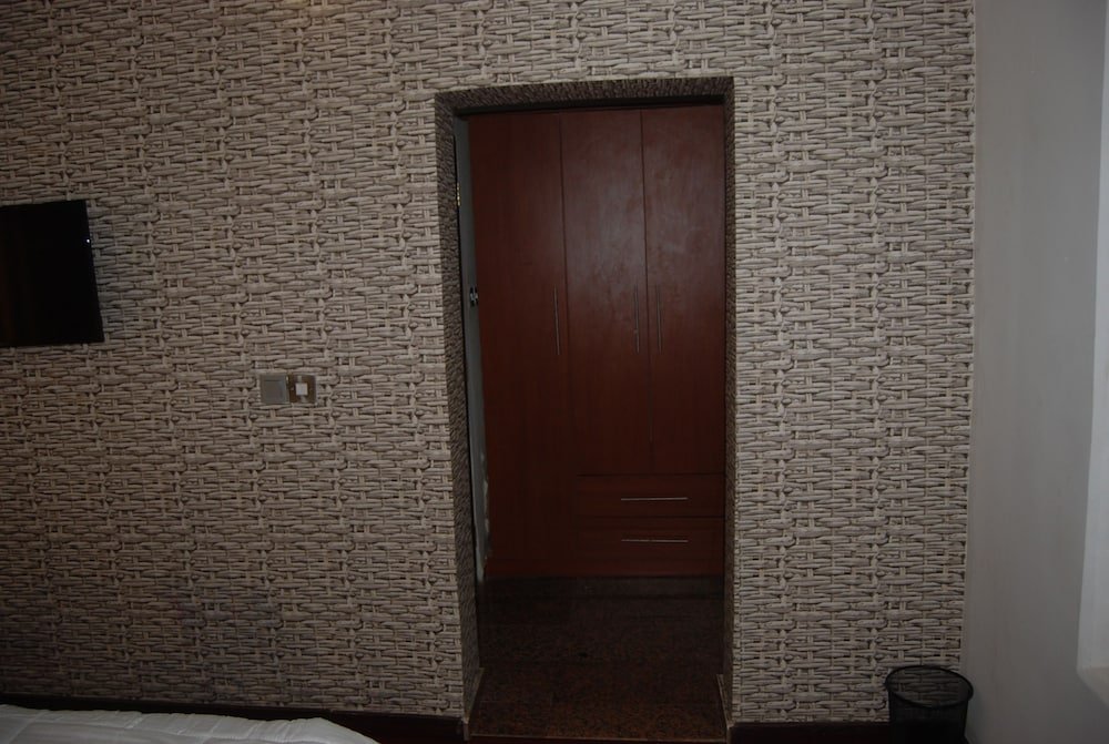 kings court apartment