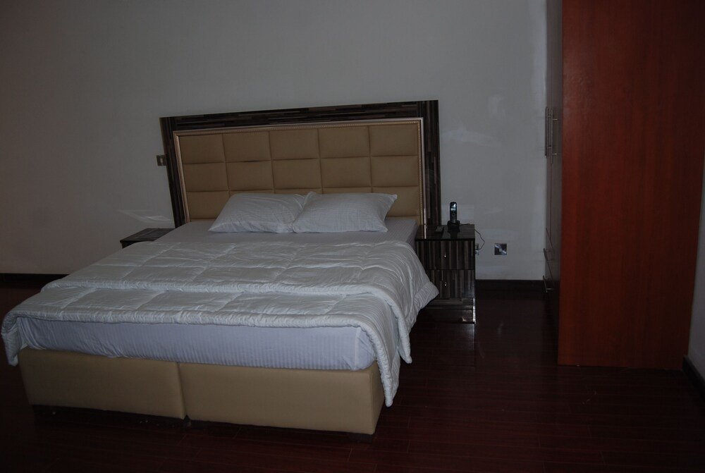 kings court apartment