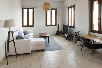 syros wellness luxury suites