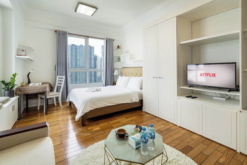 the manor 2 apartment rooftop pool