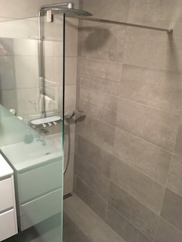 trendy new and large 3 beds 90m2 in city center