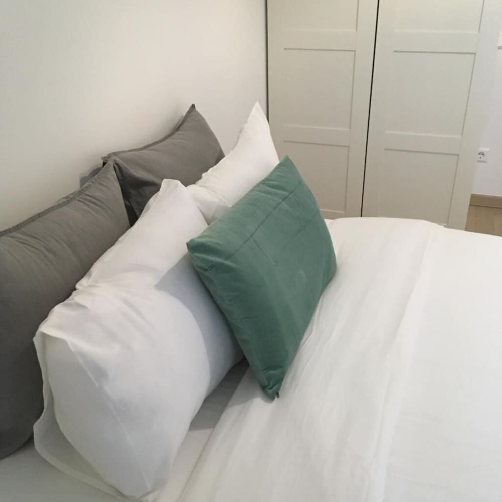 trendy new and large 3 beds 90m2 in city center