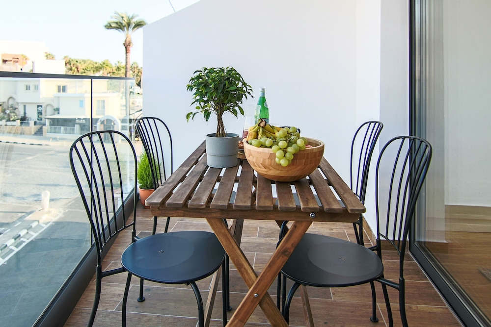 phaedrus living seaside luxury flat athina 109
