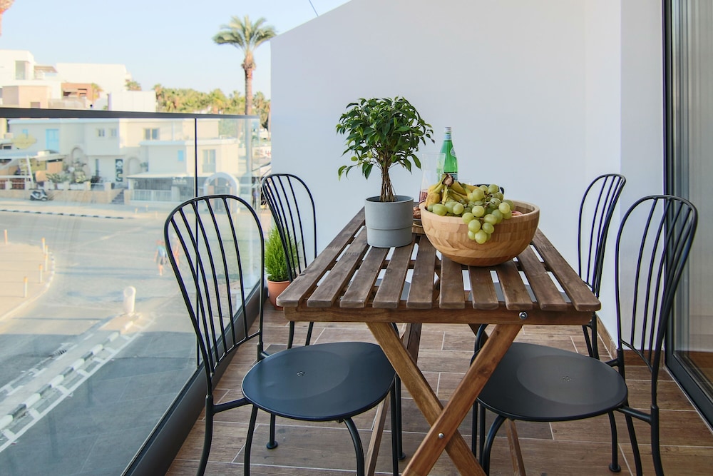 phaedrus living seaside luxury flat athina 109