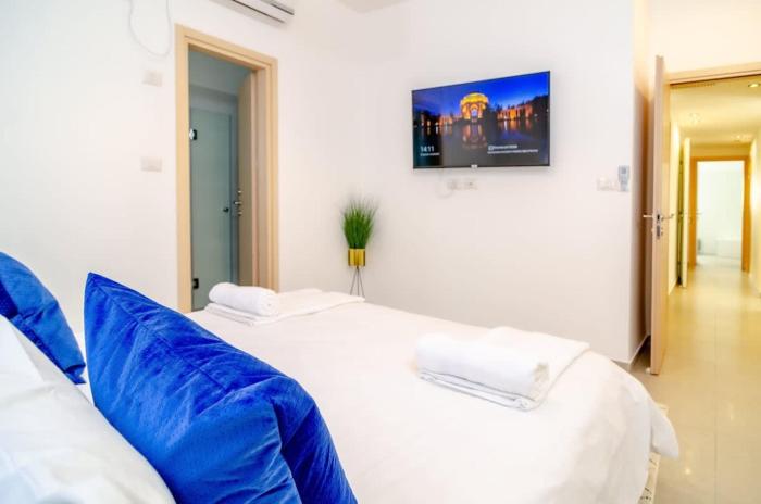 dov garden apartment with private pool