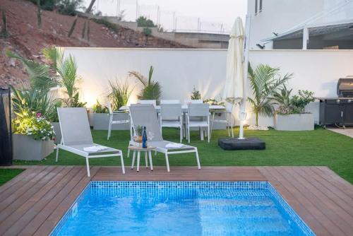 dov garden apartment with private pool