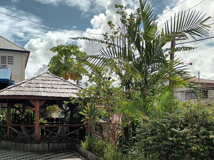 max garden and pool