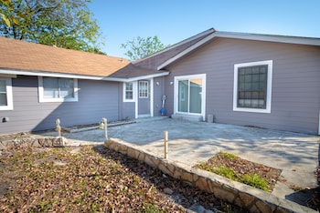 houston st guest house near downtown military base