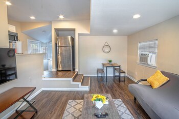 houston st guest house near downtown military base