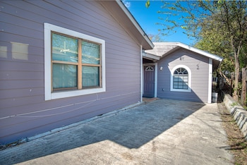 houston st guest house near downtown military base