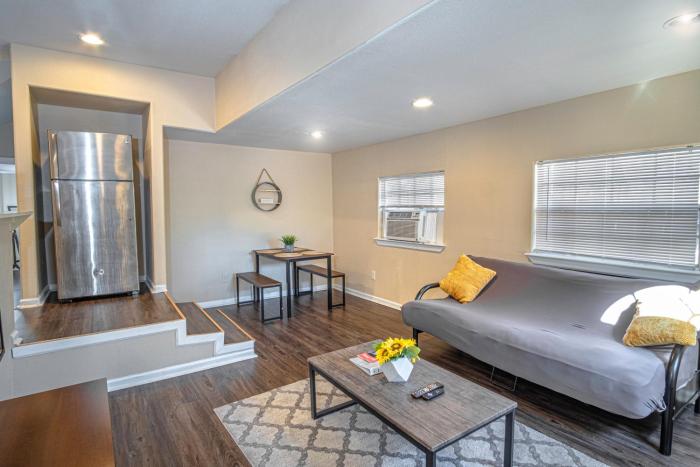 houston st guest house near downtown military base