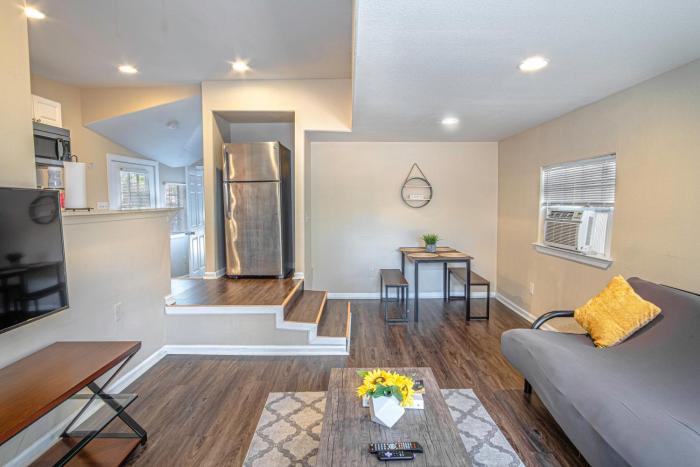 houston st guest house near downtown military base