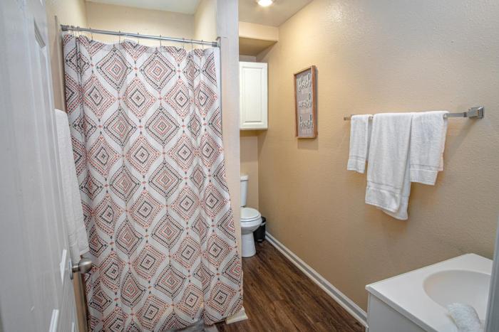 houston st guest house near downtown military base