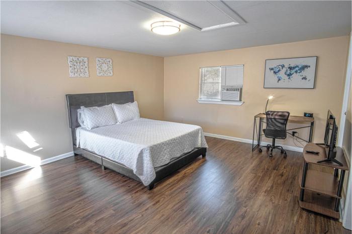 houston st guest house near downtown military base