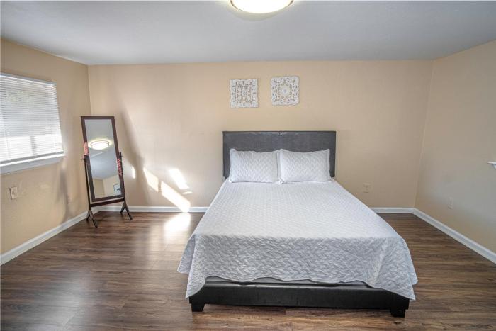 houston st guest house near downtown military base