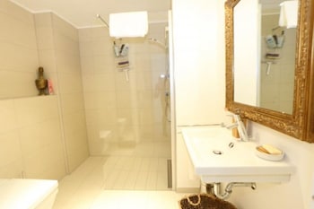 large retro chic flat 100m2 in city center parking