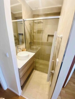 large retro chic flat 100m2 in city center parking