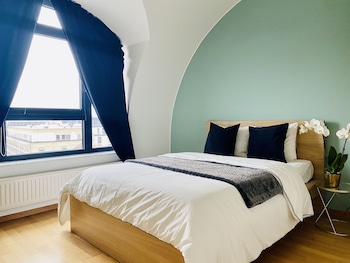 large retro chic flat 100m2 in city center parking