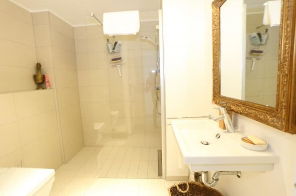 large retro chic flat 100m2 in city center parking