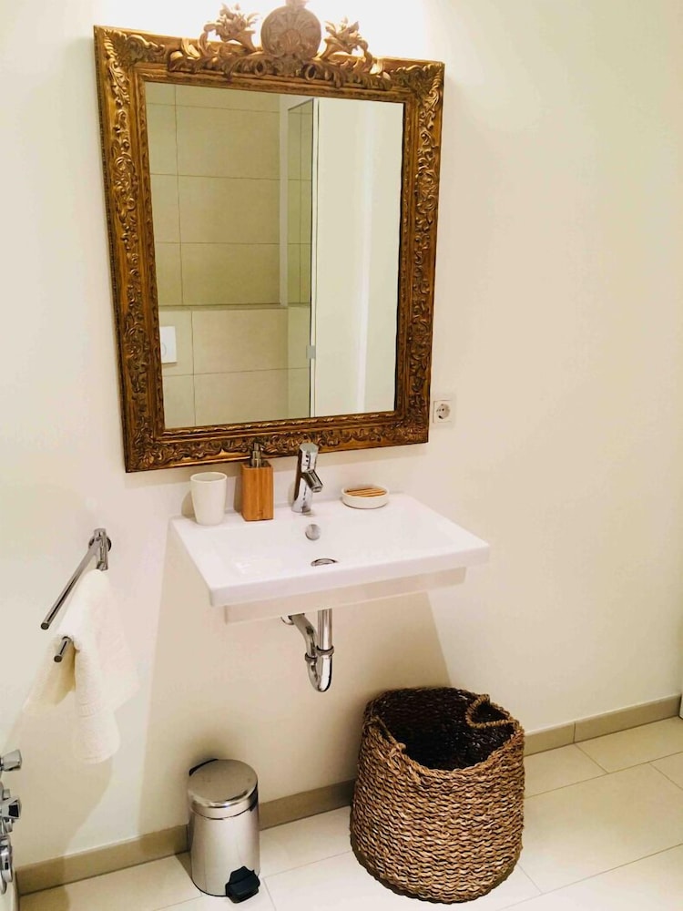 large retro chic flat 100m2 in city center parking