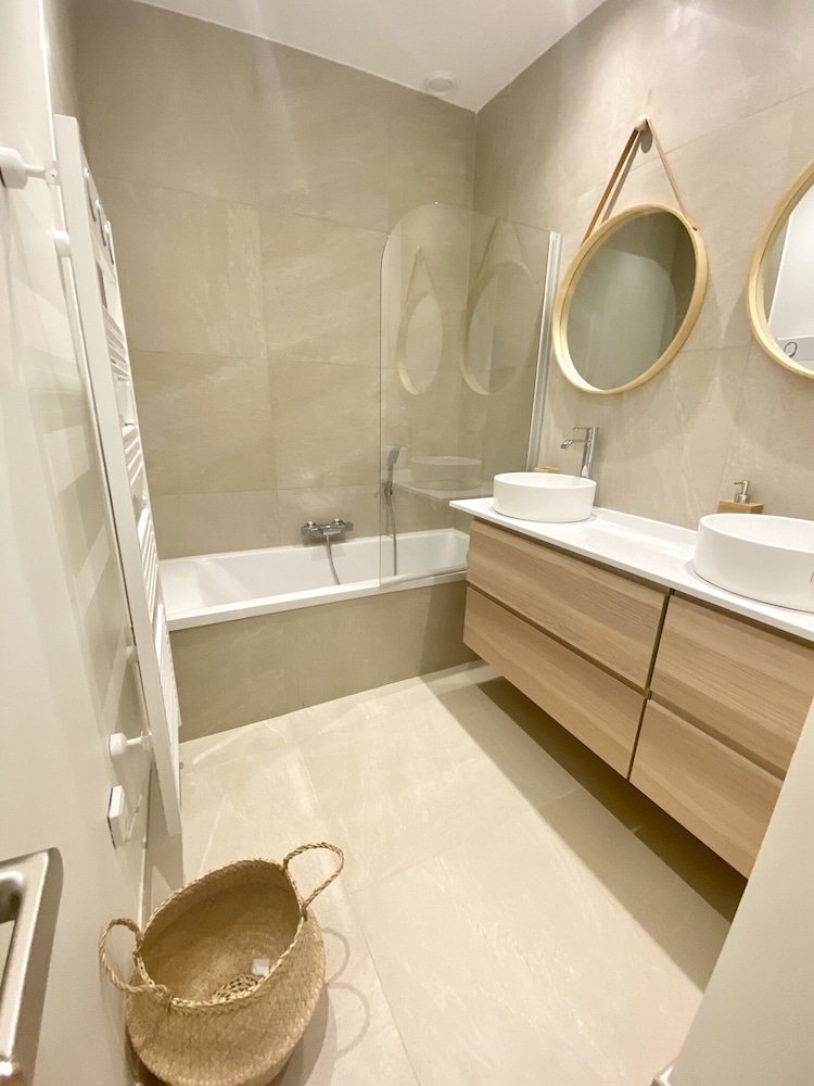 large retro chic flat 100m2 in city center parking