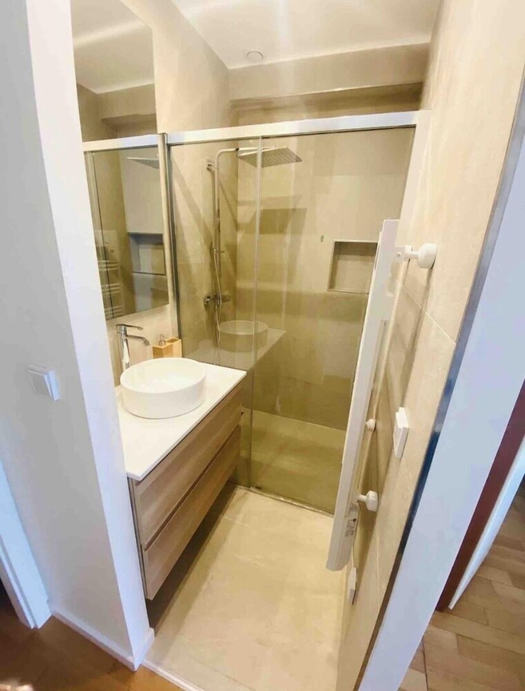 large retro chic flat 100m2 in city center parking