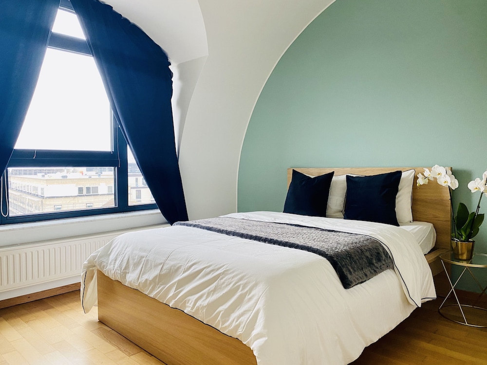 large retro chic flat 100m2 in city center parking