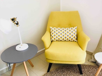 large retro chic flat 100m2 in city center parking