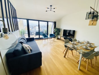 large retro chic flat 100m2 in city center parking