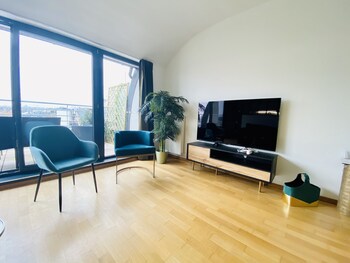 large retro chic flat 100m2 in city center parking