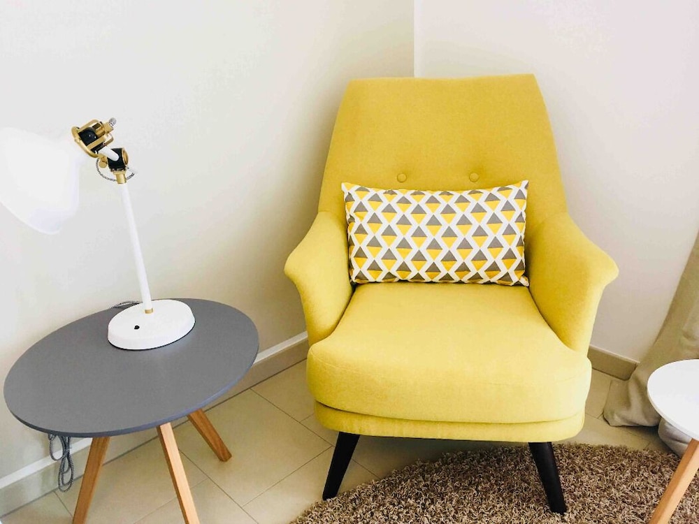 large retro chic flat 100m2 in city center parking