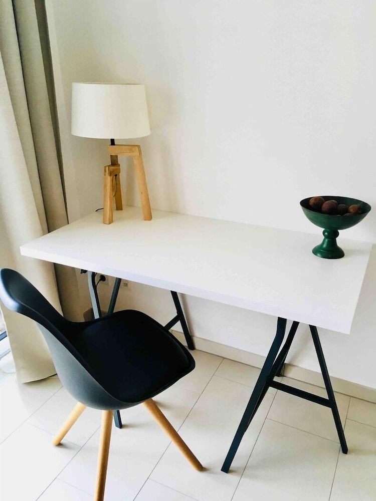 large retro chic flat 100m2 in city center parking