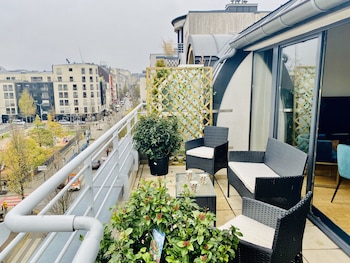 large retro chic flat 100m2 in city center parking