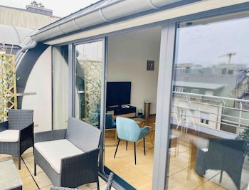 large retro chic flat 100m2 in city center parking