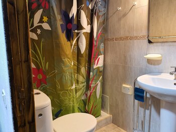 low cost room plaza de hierro i