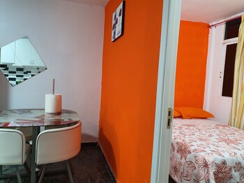 low cost room plaza de hierro i