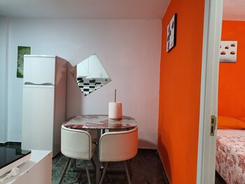 low cost room plaza de hierro i
