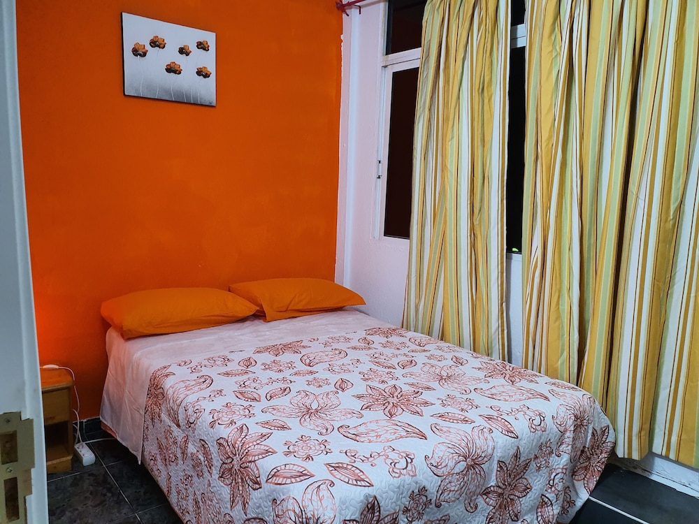 low cost room plaza de hierro i