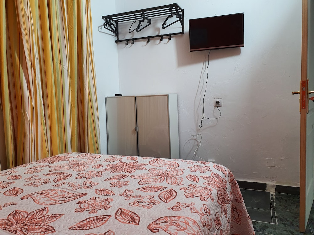 low cost room plaza de hierro i
