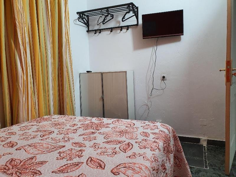 low cost room plaza de hierro i