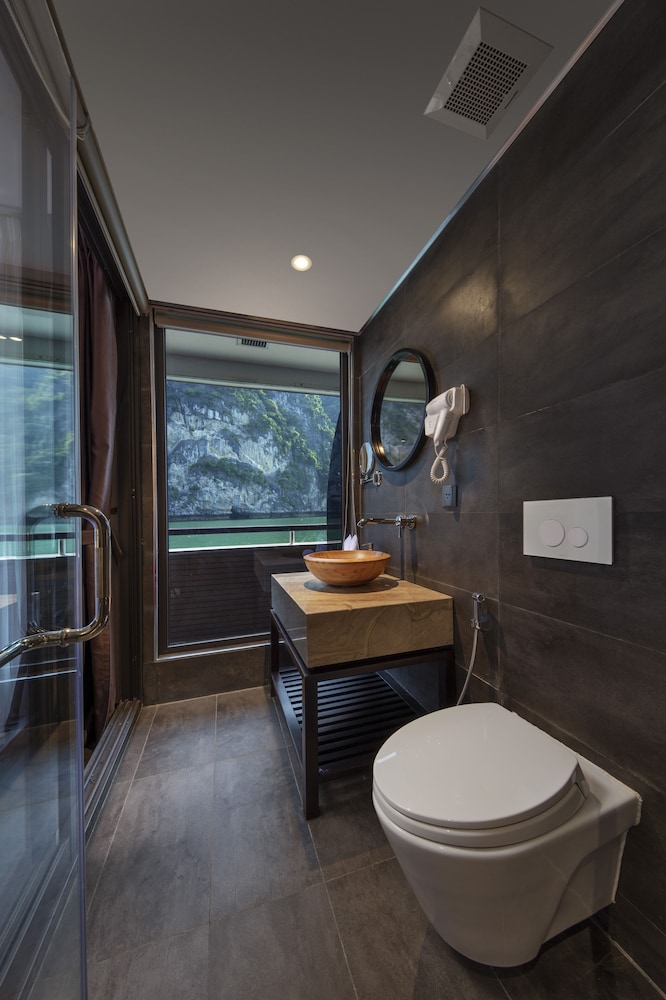 scarlet pearl cruises