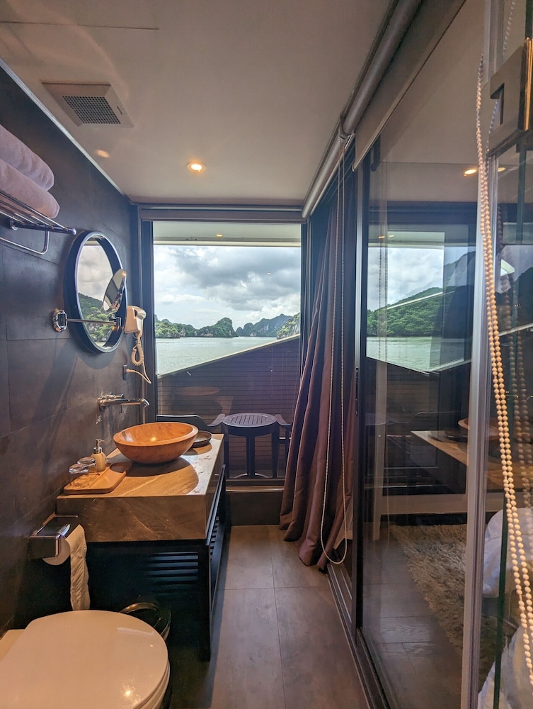 scarlet pearl cruises