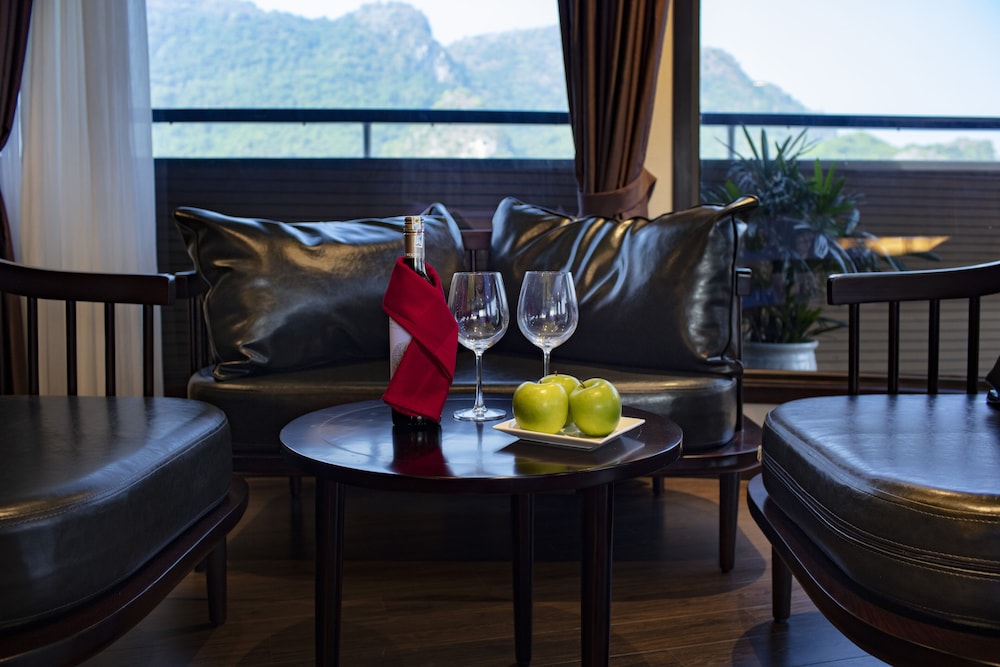 scarlet pearl cruises