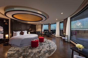 scarlet pearl cruises