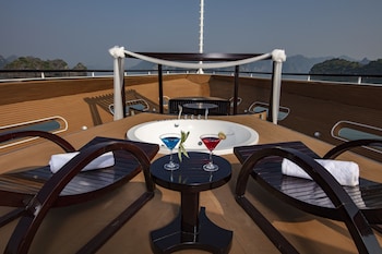 scarlet pearl cruises