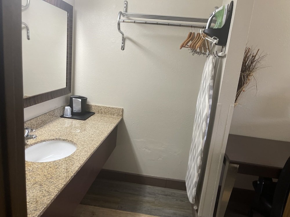 royal inn and suites