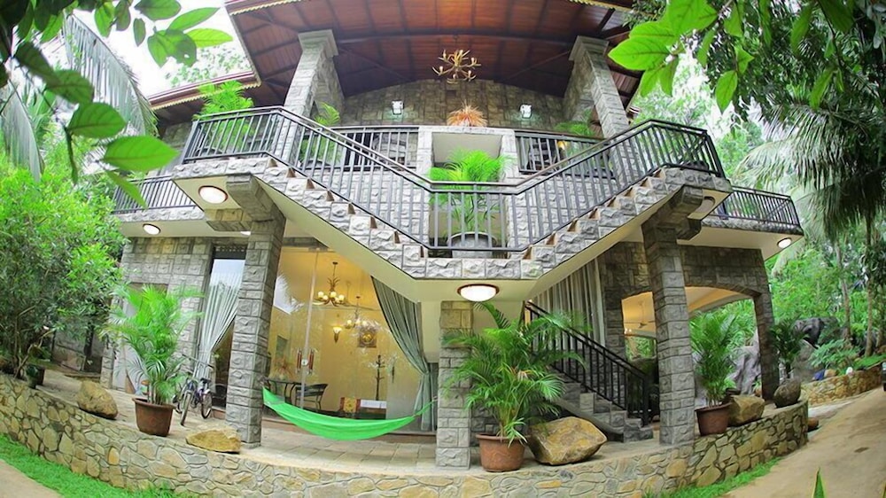 thevni holiday resort