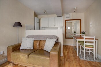 the shop cotswold apartment sleeps 2
